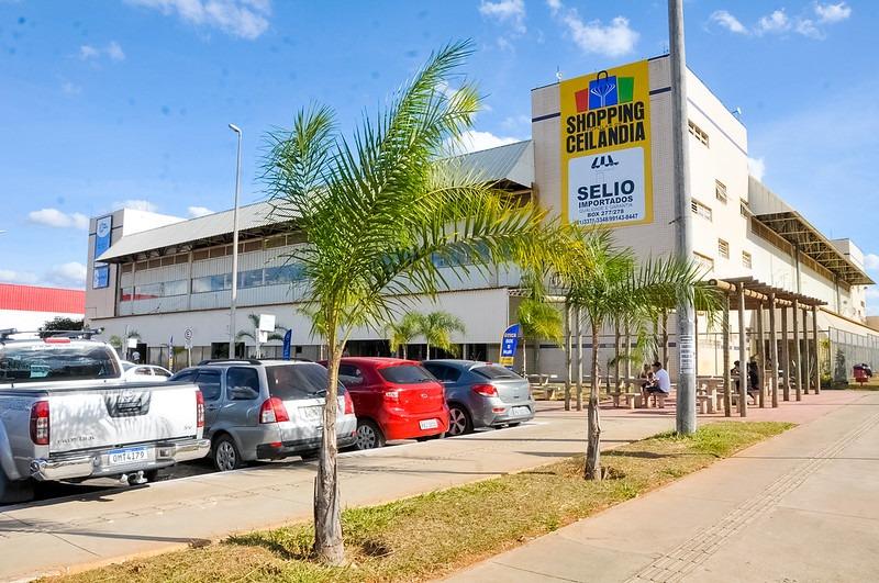 Capa da notícia: Mais de cem feirantes do Shopping Popular de Ceilândia recebem termos de permissão